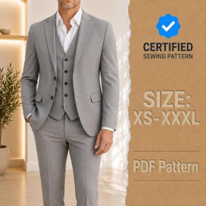 Pode incluir: Um fato de três peças cinzento-claro composto por um blazer, um colete abotoado e calças, usado sobre uma camisa branca de colarinho. A imagem inclui o texto CERTIFIED SEWING PATTERN, SIZE: XS-XXXL e PDF Pattern num fundo castanho.