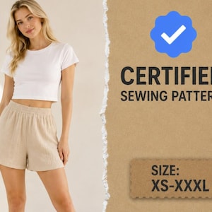 Puede incluir: Una camiseta blanca de manga corta con cuello redondo y pantalones cortos beige con cintura elástica. La imagen incluye un icono de marca de verificación azul y el texto CERTIFIED SEWING PATTERN con tallas XS-XXXL sobre fondo de papel.