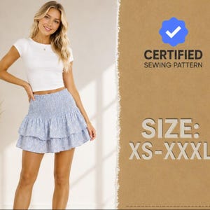 Puede incluir: Una minifalda azul claro con estampado floral blanco, con cintura elástica fruncida y dos niveles de volantes. La imagen incluye un icono de marca de verificación azul, el texto CERTIFIED SEWING PATTERN y SIZE: XS-XXXL sobre fondo marrón.