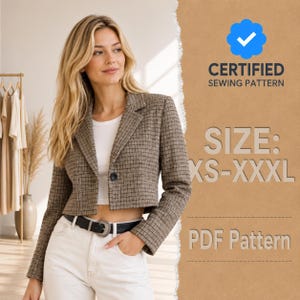 Puede incluir: Una chaqueta corta de cuadros marrones y negros con cierre de un solo botón, sobre una camiseta blanca y pantalones blancos con cinturón negro. La imagen incluye el texto: CERTIFIED SEWING PATTERN, SIZE: XS-XXXL y PDF Pattern con icono azul.