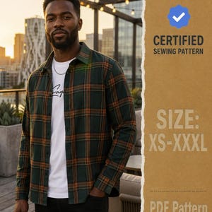 Puede incluir: Una camisa de manga larga con botones y un patrón de cuadros verde oscuro y naranja, usada sobre una camiseta blanca. La imagen incluye el texto CERTIFIED SEWING PATTERN, SIZE: XS-XXXL y PDF Pattern sobre un fondo marrón texturizado.