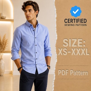 Op de afbeelding: Een lichtblauw overhemd met lange mouwen, een kraag en een borstzak. De tekst aan de rechterkant luidt: CERTIFIED SEWING PATTERN, SIZE: XS-XXXL, PDF Pattern. Het overhemd wordt gedragen met een donkere broek en een zwart horloge om de pols.