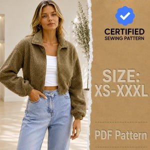 Puede incluir: Una chaqueta corta de sherpa color verde oliva con cuello y mangas largas, sobre una camiseta blanca y vaqueros azul claro. La imagen incluye el texto CERTIFIED SEWING PATTERN, SIZE: XS-XXXL y PDF Pattern con un icono de marca azul.