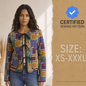 Puede incluir: Una chaqueta acolchada con un patrón de patchwork multicolor en tonos azul, verde y amarillo mostaza. La chaqueta tiene cuello redondo, mangas largas y tres cierres de lazo negros en la parte delantera. Texto: CERTIFIED SEWING PATTERN SIZE: XS-XXXL.