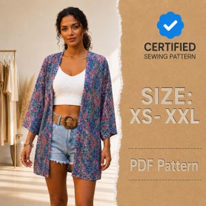 Könnte beinhalten: Eine blau-violette Kimono-Jacke mit Paisley-Muster und Dreiviertelärmeln. Der Text rechts lautet CERTIFIED SEWING PATTERN, SIZE: XS-XXL und PDF Pattern. Das Kleidungsstück wird über einem weißen bauchfreien Top und hellblauen Jeansshorts getragen.