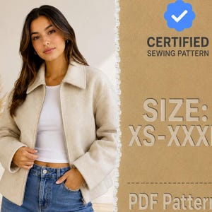 Puede incluir: Una chaqueta beige con cremallera y cuello, sobre una camiseta blanca y vaqueros azules. La imagen incluye el texto CERTIFIED SEWING PATTERN, SIZE: XS-XXXL y PDF Pattern, junto a un icono de marca azul sobre un fondo marrón texturizado.