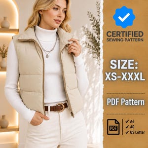 Puede incluir: Un chaleco acolchado beige con cremallera frontal, usado sobre un suéter de cuello alto blanco y pantalones blancos con un cinturón marrón. La imagen incluye el texto: CERTIFIED SEWING PATTERN, SIZE: XS-XXXL, PDF Pattern, A4, A0, US Letter.