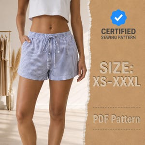 Puede incluir: Pantalones cortos de rayas verticales azules y blancas con cintura elástica y cordón ajustable. El texto a la derecha dice CERTIFIED SEWING PATTERN, SIZE: XS-XXXL y PDF Pattern. Los pantalones cortos tienen un corte holgado y bolsillos laterales.