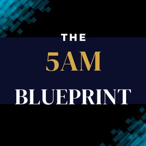 Può includere: Una copertina di libro con sfondo nero e una fascia orizzontale blu scuro al centro. Il testo recita THE 5AM BLUEPRINT in caratteri dorati e bianchi. Il nome dell'autore BY CJ SOLEIL appare in basso. Motivi pixelati blu si trovano agli angoli.