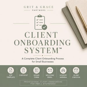 Può includere: Un documento digitale intitolato Grit & Grace Partners Client Onboarding System per piccole imprese. Presenta un'icona di appunti, una penna dorata e sei icone circolari che rappresentano un modello SOP, una lista di controllo, un modulo di ammissione, un'email di benvenuto, un'agenda di avvio e un check-in a 30 giorni.
