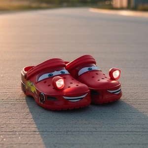 Zoccoli con luci LED a forma di auto dei cartoni animati, pantofole estive da donna e da uomo