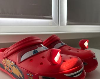 Zoccoli con luci LED a forma di auto dei cartoni animati, pantofole estive da donna e da uomo