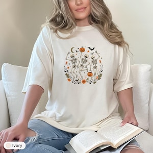 Camiseta de esqueletos bailando, corona floral, camiseta de Halloween, estilo bohemio, temporada espeluznante, regalo de calabaza, colores cómodos, camiseta gráfica
