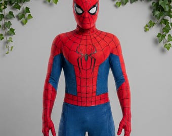 Può includere: Un costume integrale di Spider-Man caratterizzato da una combinazione di colori rosso e blu con un motivo a ragnatela nera sulle sezioni rosse. La tuta include una maschera abbinata con grandi lenti bianche e un emblema a ragno nero sul petto.