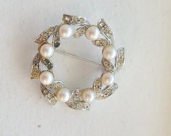 Vintage 60s Broche Pin Círculo Clásico Imitación Perla Pedrería Tono Plata