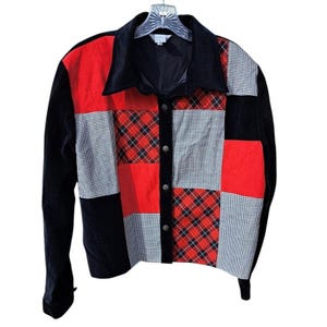 Könnte beinhalten: Eine schwarze, rote und weiße Patchwork-Knopfleiste mit langen Ärmeln. Die Jacke ist aus einem weichen, samtigen Material gefertigt.