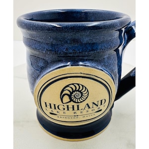 Taza de gres hecha a mano con esmalte azul de Grey Fox Pottery Highland Lake Resort Maine