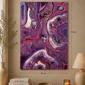 Könnte beinhalten: Ein rechteckiges Wandbild mit einem von Achat inspirierten Design in Violett- und Magentatönen, verziert mit eingebetteten Kristallen und Glitzer. Die Leinwandgröße ist mit 50x70 cm angegeben, inklusive deutlich sichtbarer Maßangaben.