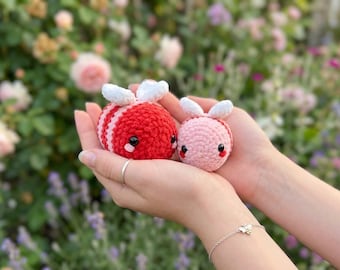 Virkmönster för bi i PDF-format | Amigurumi-handledning, plyschleksak med hjärtvingar (amerikanska termer)