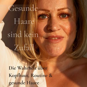 Op de afbeelding: Een boekomslag met een portret van een persoon met blond haar en een wit overhemd. De tekst luidt: HaarKonzept, Gesunde Haare sind kein Zufall, Die Wahrheit über Kopfhaut, Routine & gesunde Haare by Miriam Rieck. Het licht werpt schaduwen.