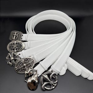 Ch witte leren riemcollectie met gotische metalen gespen, luxe riem