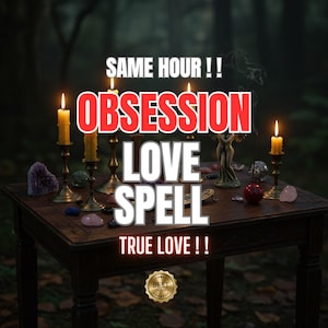 Op de afbeelding: Een donkere houten tafel met verschillende brandende gele kaarsen in koperen houders, diverse kleurrijke kristallen en een klein beeldje. De tekst luidt: SAME HOUR !! OBSESSION LOVE SPELL TRUE LOVE !!. Een gouden badge onderaan zegt BEST SELLER.