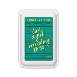 Op de afbeelding: Een witte rechthoekige telefoonkaarthouder met een turquoise bibliotheekkaartafbeelding. De tekst luidt LIBRARY CARD, Feyre en Just a girl rereading Ch.55 in geel schrift. De kaart bevat kolommen voor vervaldatum, naam en geretourneerd.