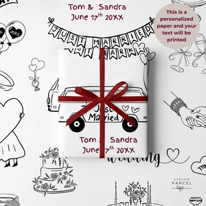 Può includere: Un regalo bianco avvolto da un nastro rosso scuro con un disegno a linee nere di un furgoncino e il testo Just Married, Tom & Sandra e June 17th 20XX. La carta presenta illustrazioni nuziali nere tra cui torte, anelli e festoni decorativi.