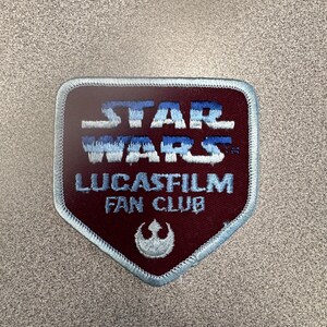 Detta är en broderad Star Wars-lapp från Lucasfilm Fan Club med Rebel Alliance Starbird-symbolen.