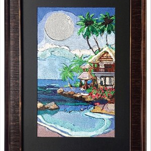 Può includere: Un'opera d'arte tessile incorniciata che raffigura una scena di spiaggia tropicale con una capanna dal tetto di paglia, palme e una grande luna argentata in un cielo blu. La scena include una riva sabbiosa, onde blu e fiori rossi.