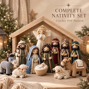 Puede incluir: Un conjunto de nacimiento tejido a ganchillo con figuras de María, José, el niño Jesús en un pesebre, un ángel, tres reyes magos, un burro, un camello y dos ovejas. El texto "COMPLETE NATIVITY SET Crochet PDF Pattern" aparece en la parte superior.