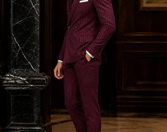 Terno de três peças bordô com risca de giz e abotoamento duplo, smoking masculino formal para casamento.