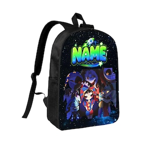 Puede incluir: Una mochila negra con un fondo de temática espacial con estrellas y un gráfico de cohete. La palabra NAME está impresa en letras grandes, coloridas y degradadas en la parte superior. Debajo, un grupo de cinco personajes animados se muestra.