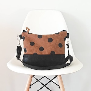 Borsa a tracolla in pelle vegana a pois: borsa a tracolla marrone caramello e nera