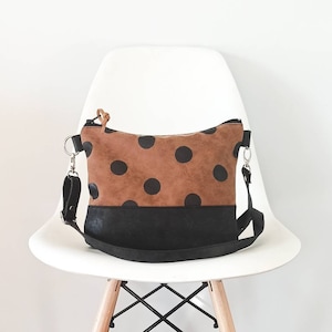 Crossbody Tasche mit Punkten, Vegan Ledertasche, Crossbody Tasche, Lässige Geldbörse, Dot print, Handtasche, Schwarz und Braun, Schultertasche