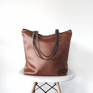 Large leather tote bag in cognac brown