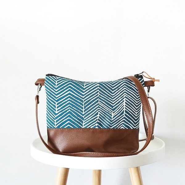 Geometrische Print Crossbody Geldbörse: Teal Blau Canvas & Vegan Leder Schultertasche Geldbörse