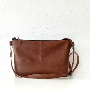 Sac à bandoulière en cuir végétalien, sac à main marron, sac minimaliste, moyen sac à main en cuir, sac à bandoulière, sac à main de tous les jours, sac à main pour femme