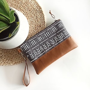 Carteira de pulso, Bolsa de pulso, Bolsa de couro vegano, Bolsa clutch, Estampa bogolan, Bolsa para smartphone, Carteira de pulso casual, Estampa geométrica