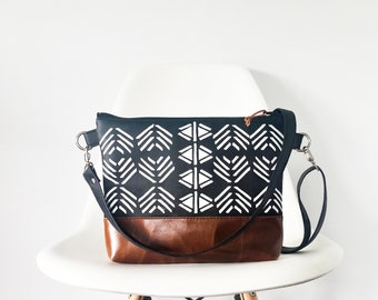 Kleine Umhängetasche mit Azteken Print in schwarz weiß, Vegane Leder Crossbody Tasche, Schultertasche für Frauen, Boho Tasche