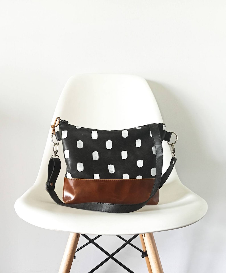 Sac crossbody, sac en cuir végétalien, sac à main crossbody, imprimé coup de pinceau, sac à main décontracté, style Boho, sac à main, noir et marron, sac à bandoulière image 1