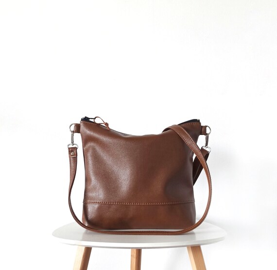 Borsa Hobo nera: borsa a tracolla morbida in pelle vegana con tracolla in pelle, borsa a secchiello - Italia