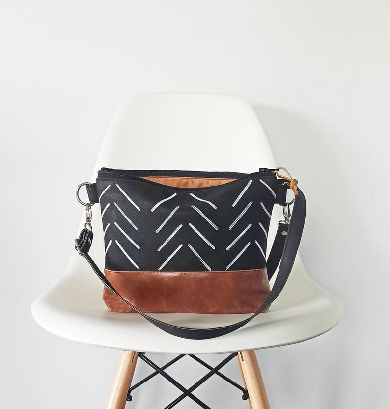 Handbag Crossbody purse Shoulder bag Vegan leather bag Casual purse Black and brown Boho style Brushstroke print Crossbody bag