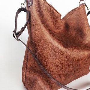 Grand sac hobo en cuir, sac hobo, sac hobo, marron cognac, effet vieilli, sac en cuir marron, sac hobo, sac seau image 2