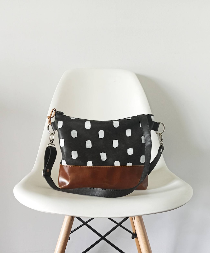 Sac crossbody, sac en cuir végétalien, sac à main crossbody, imprimé coup de pinceau, sac à main décontracté, style Boho, sac à main, noir et marron, sac à bandoulière image 3