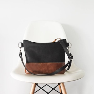 Umhängetasche, Vegan Ledertasche, Crossbody Geldbörse, Brushstroke Druck, Lässige Geldbörse, Boho Stil, Handtasche, Schwarz und Braun, Schultertasche Bild 4