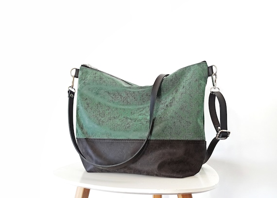 Just FAB Dark Blue / Green Purse | EstateSales.org