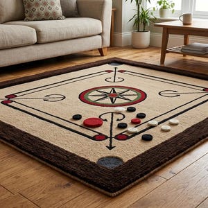 Puede incluir: Una alfombra cuadrada con diseño de tablero de carrom, con un centro beige, un diseño de estrella central en rojo y verde, rodeado de líneas geométricas negras y bolsillos en las esquinas. La alfombra tiene un borde texturizado marrón oscuro y piezas de juego circulares rojas, negras y blancas.