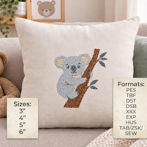 Puede incluir: Un cojín cuadrado de color blanco roto con el bordado de un koala gris aferrado a una rama de árbol marrón. El texto de la imagen enumera los tamaños 3", 4", 5", 6" y los formatos de archivo PES, TBF, DST, DSB, XXX, EXP, HUS, TAB/ZSK, SEW.