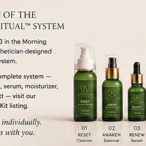 Op de afbeelding: Vijf huidverzorgingsflesjes met de labels 01 Reset Cleanser, 02 Awaken Essence, 03 Renew Serum, 04 Restore Moisturizer en 05 Protect SPF. De flesjes maken deel uit van het Morning Ritual systeem en hebben groene en witte verpakkingen met pompjes.